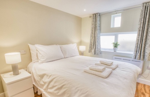 Lincoln Apartment | Superior 2 Bedroom in Central Lincoln En-suite Shower King Size Beds Free Toiletries and Wifi