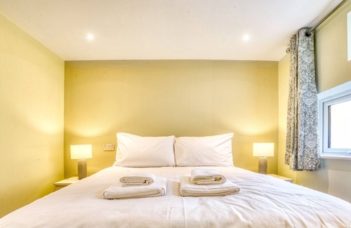 Lincoln Apartment | Superior 2 Bedroom in Central Lincoln En-suite Shower King Size Beds Free Toiletries and Wifi