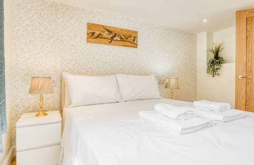 Lincoln Apartment | Superior 2 Bedroom in Central Lincoln En-suite Shower King Size Beds Free Toiletries and Wifi