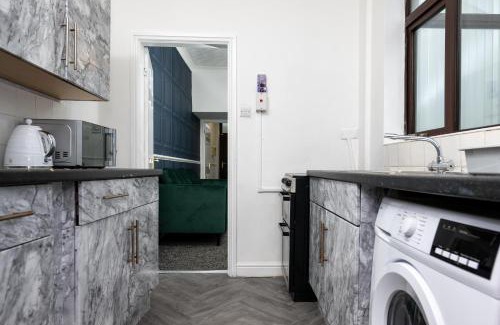 Tunstall Apartment | Superior 4-Bedroom Home ideal for families, Contractors and Relocations