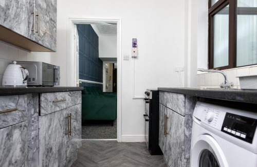 Tunstall Apartment | Superior 4-Bedroom Home ideal for families, Contractors and Relocations