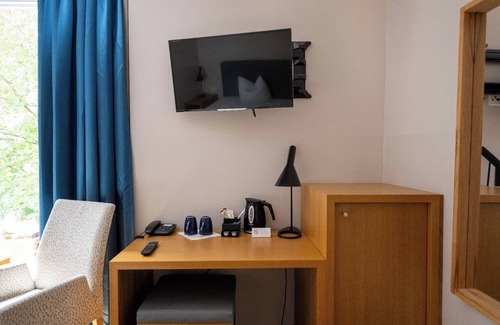 Volkach Apartment | Superior double room (20-25sqm) with side vineyard view and breakfast buffet