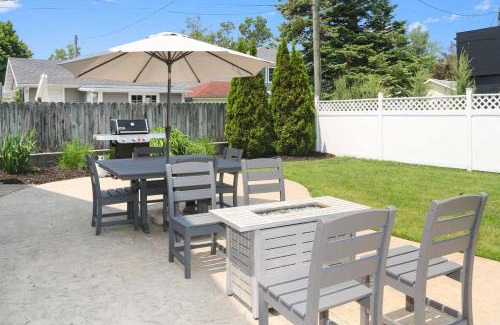 South Haven House | Superior Location Steps to South Beach