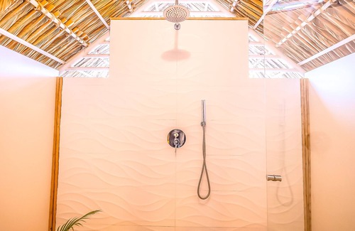 Tamarindo Hotel | Superior private cabina with tropical shower