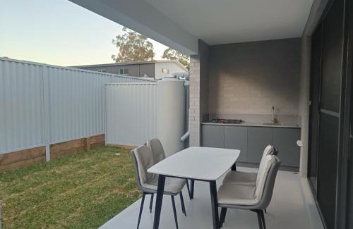 Guildford West House | Superior Twin Room in Spacious and Modern Home - NR10