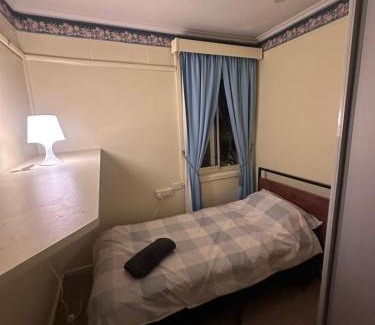 Guildford West House | Superior Twin Room in Spacious and Modern Home - NR10