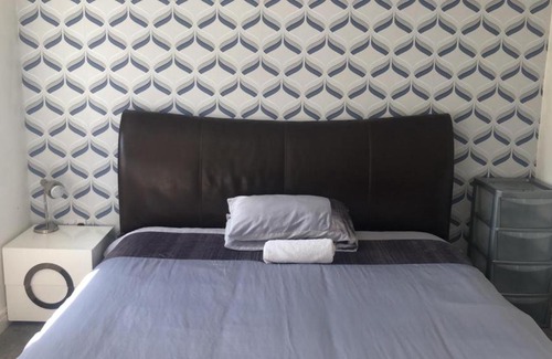 Camborne House | Superking Bedroom Close To The A30 Camborne