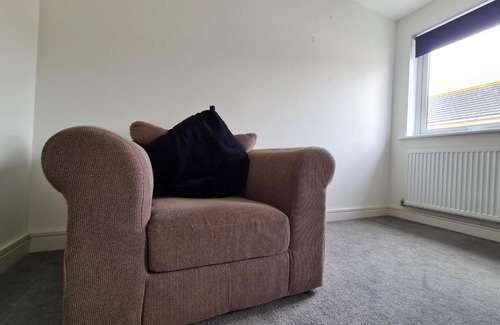 Camborne House | Superking Bedroom Close To The A30 Camborne