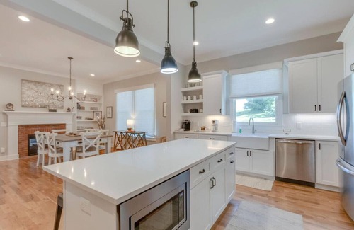 Franklin House | Superstar Country Retreat - Historic Franklin Home