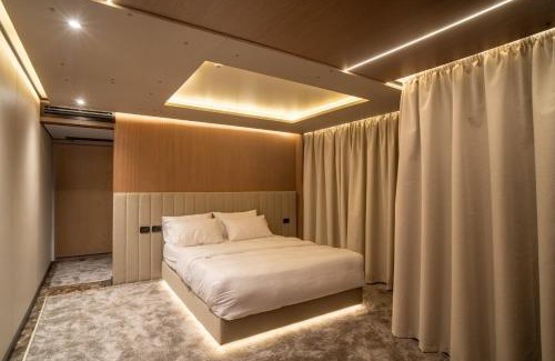 Sheraton Road -Sakkala Boat Rental | Supperyacht Jack Sparrow