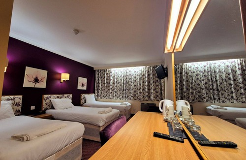 Bicker Bar Hotel | Supreme Inn Boston
