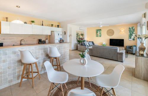 Orient Bay House | Sur la plage de la Baie Orientale, maison 4p avec jardin privatif et citerne d'eau !