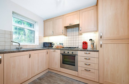 Berrylands Apartment | Surbiton modern 2 bedroom flat with parking