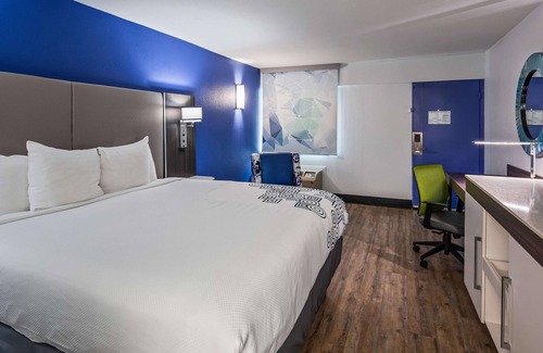 Woodlake Hotel | SureStay Plus Hotel by Best Western Sacramento Cal Expo