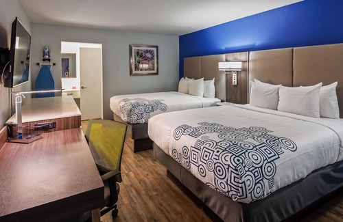 Woodlake Hotel | SureStay Plus Hotel by Best Western Sacramento Cal Expo