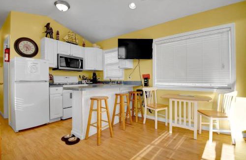 Holly Ridge House | Surf City 2BR Model Home with Pool and Boat Ramp Access