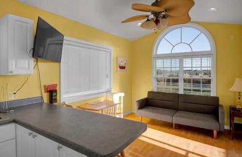 Holly Ridge House | Surf City 2BR Model Home with Pool and Boat Ramp Access