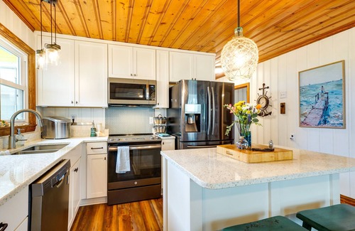 Surf City Cottage | Surf City Vacation Rental w/Hot Tub!