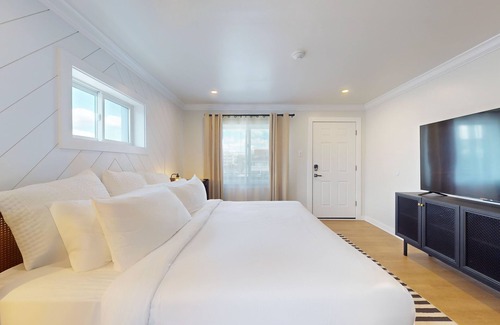 North End Hotel | Surf Club - King Bed, 2 Mins to OC Beach & POOL