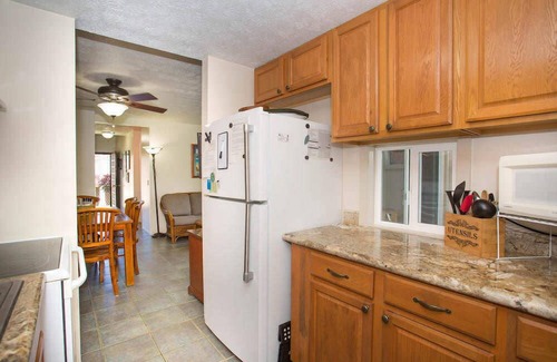 Historic Kailua Village House | Surf & Racquet Club #24 New Beds, New You!
