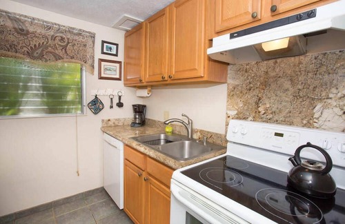 Historic Kailua Village House | Surf & Racquet Club #24 New Beds, New You!