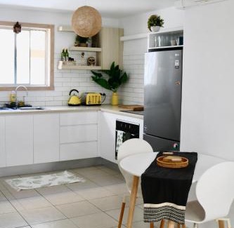 Coolangatta Apartment | Surf Shack in Iconic Rainbow Bay - Coolangatta QLD (pet friendly)