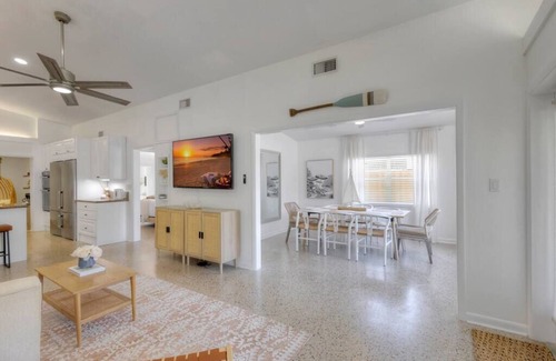 Jupiter House | Surf Shack! Pool table! Fire Pit! 10 min to beach!