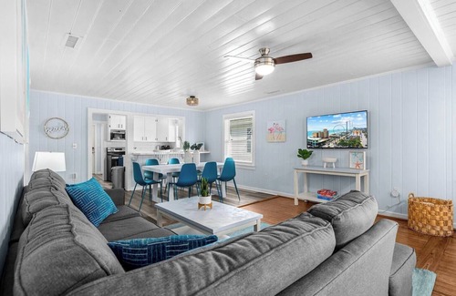 Ash House | Surf Shack|Steps to Beach|Pool|2nd Row|Sleep 17