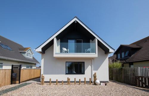 East Wittering House | Surfer's Paradise Steps to Beach Sleek&Stylish