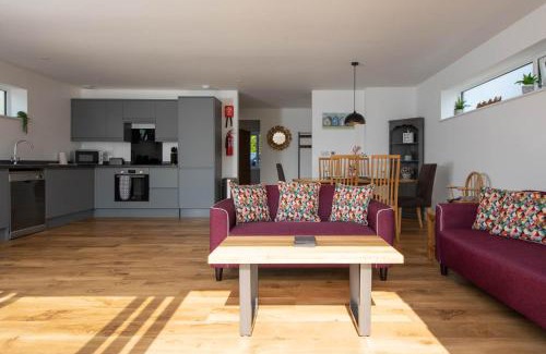 East Wittering House | Surfer's Paradise Steps to Beach Sleek&Stylish