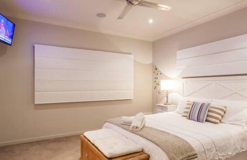 Mermaid Waters House | Surfers Beach Retreat