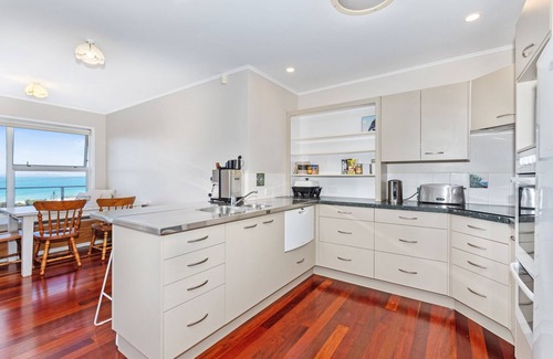 Waipu Cove House | Surfers Lookout - Waipu Cove Holiday Home