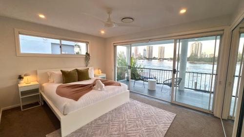 Surfers Paradise House | Surfers Paradise Waterfront Holiday Home - Private Pool and Dock