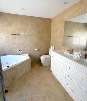 Surfers Paradise House | Surfers Paradise Waterfront Holiday Home - Private Pool and Dock
