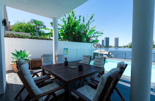 Surfers Paradise House | Surfers Paradise Waterfront Holiday Home - Private Pool and Dock