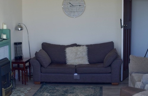 Cayton Villa | Surfers Retreat with Incredible Sea Views and 2 minute walk to the beach