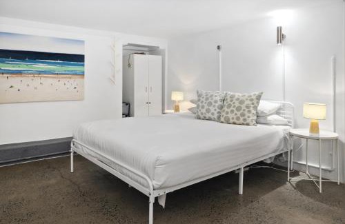 Coogee Apartment | Surfie Pad 10 min walk to Beach and Dining