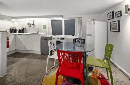 Coogee Apartment | Surfie Pad 10 min walk to Beach and Dining
