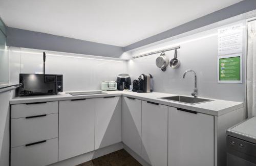 Coogee Apartment | Surfie Pad 10 min walk to Beach and Dining