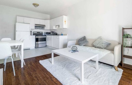 Fleetwood House | Surrey 2-Bedroom Retreat near Local Attractions
