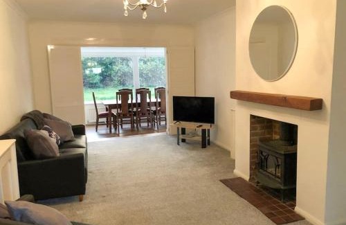 Runnymede Apartment | Surrey - Private House with Garden & Parking 12