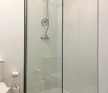 Runnymede Apartment | Surrey - Private House with Garden & Parking 13
