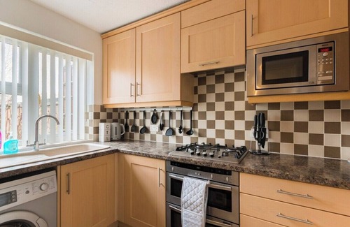 Redhill House | Surrey Stays- Sleeps 5, 2 spaces, RH1, near LGW
