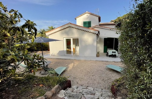 Santa Margherita di Pula Villa | Surrounded by green 300 meters from the sea