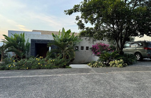 Cerro del Vigia House | Surround yourself with Unsurpassed Ocean, Bay, Beach, Mountain, and city views