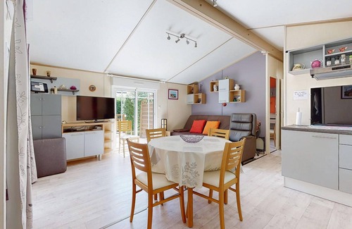 Sainte Gemme House | Surrounded by several lakes, this bright vacation home is set in family-friendly grounds.