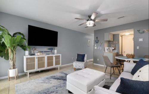 El Centro Beach House | Susie Q's Beach Retreat by Sand Seeker Vacations