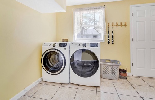 Bayou Oaks House | Sustainable Suncoast getaway with large fenced yard, AC, & W/D - dog-friendly