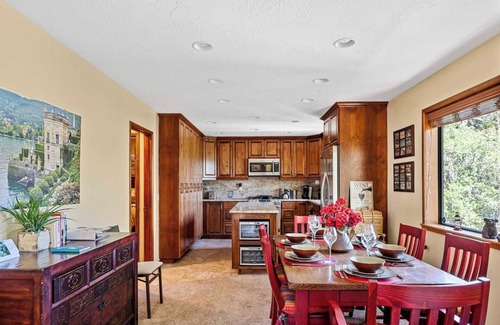 Lake Arrowhead Cottage | Sutter Ln by Avantstay Beautifully Remodeled Kitchen,4cabin-chic Bedrooms