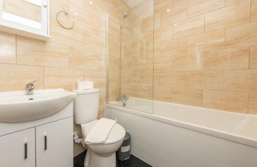 Portswood House | Sutton Cottage - 4BR 2Bath House Up to 9 Guests - Smart TV - Huge Bedrooms - Ideal for Contractors